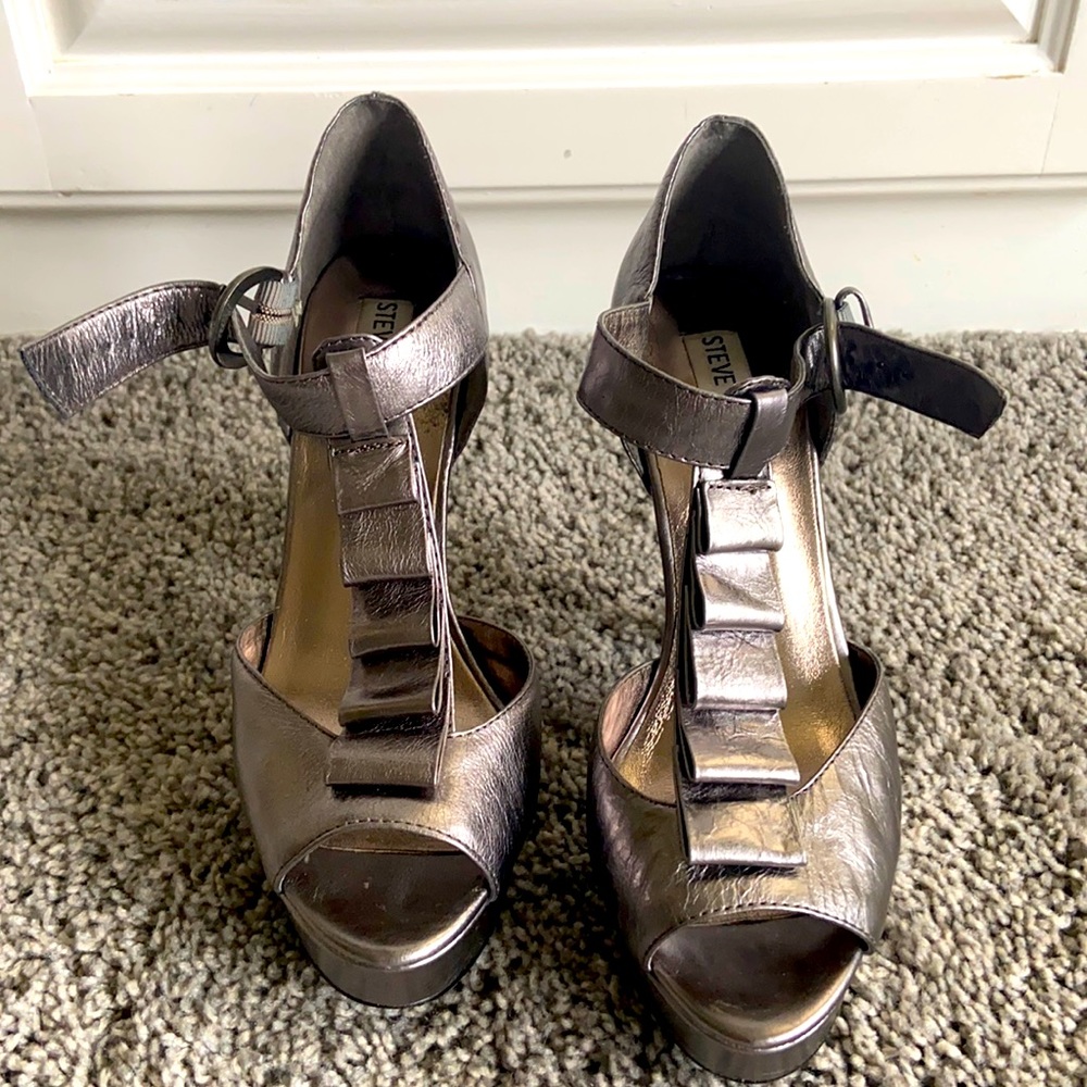 Steve Madden Ruffles Platform Open Toe T Strap Adjustable Buckle 5in Cuban Heel